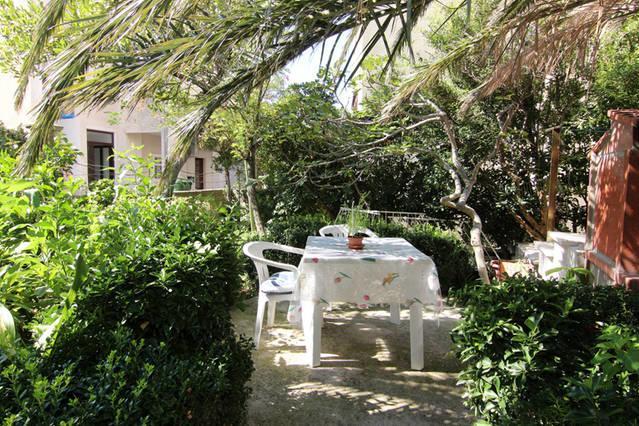 Eco-Apartments With Nice Garden Baška Voda Zewnętrze zdjęcie